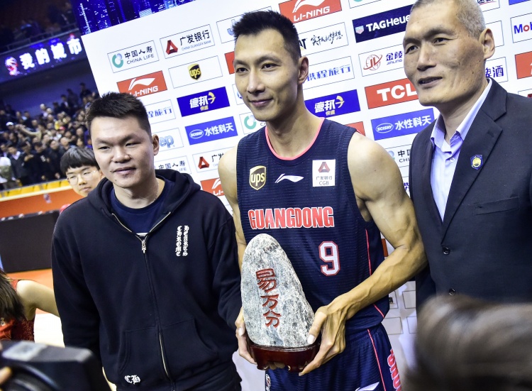 开云体育官网-7年前的今天:广东男篮球星易建联迎来CBA万分里程碑